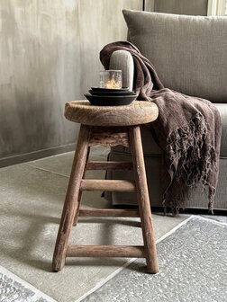 Oude houten kruk rond L