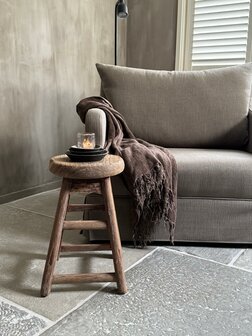 Oude houten kruk rond L