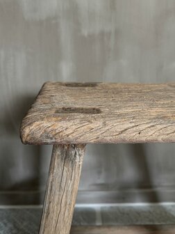 Oude houten kruk B3