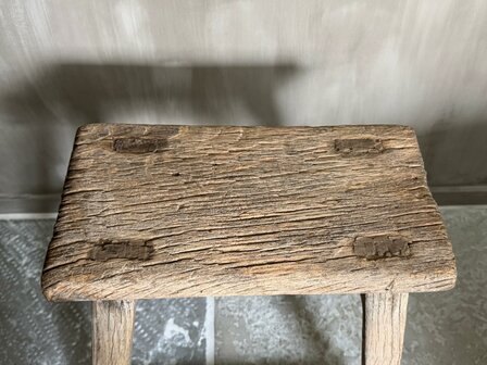Oude houten kruk B3