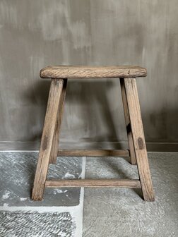 Oude houten kruk B3