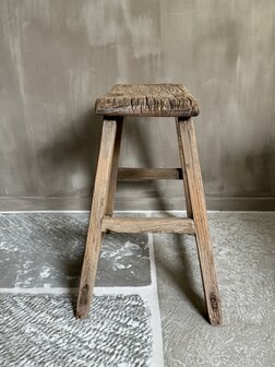 Oude houten kruk B3