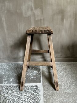 Oude houten kruk B3