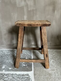 Oude houten kruk B4