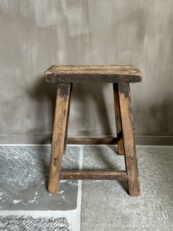 Oude houten kruk B4