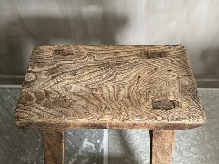 Oude houten kruk B4