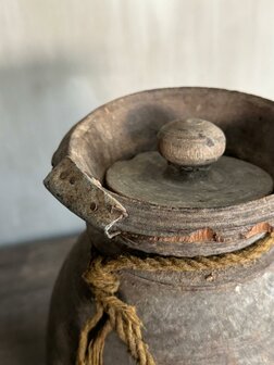 Nepalese kruik met deksel Luksa
