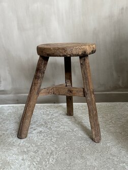 Oud houten krukje rond