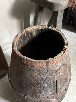 Oud uniek chinees houten wijnvat B