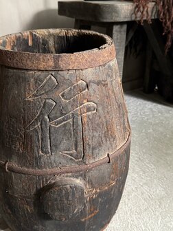 Oud uniek chinees houten wijnvat B