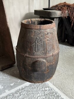 Oud uniek chinees houten wijnvat B