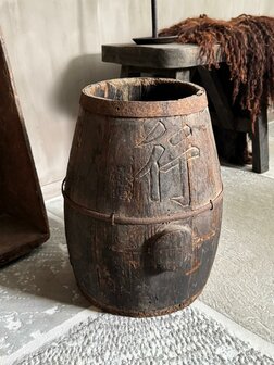 Oud uniek chinees houten wijnvat B
