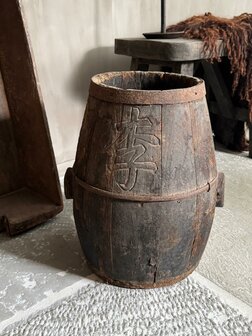 Oud uniek chinees houten wijnvat B