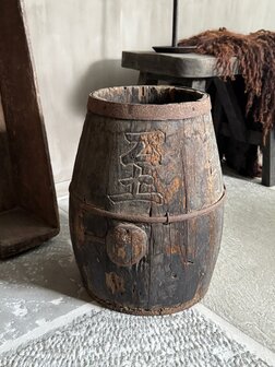 Oud uniek chinees houten wijnvat B