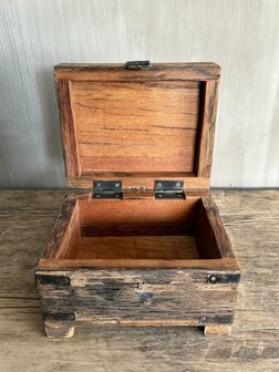 Houten kistje oud hout | Houten kistje truckwood  A small
