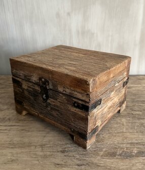Houten kistje oud hout | Houten kistje truckwood  A small