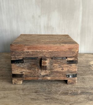 Houten kistje oud hout | Houten kistje truckwood  A small