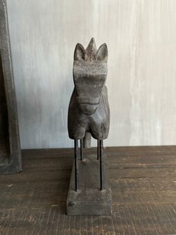 Unieke houten paarden  op voet (set)