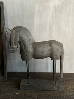 Unieke houten paarden  op voet (set)