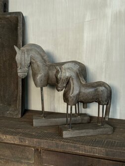 Unieke houten paarden  op voet (set)