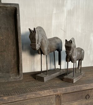 Unieke houten paarden  op voet (set)