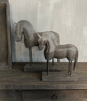 Unieke houten paarden  op voet (set)
