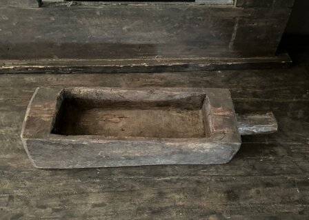 Oude houten vijzel met handvat | Oud houten bakje met handvat  A