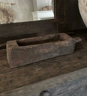 Oude houten vijzel met handvat | Oud houten bakje met handvat  A