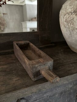 Oude houten vijzel met handvat | Oud houten bakje met handvat  A