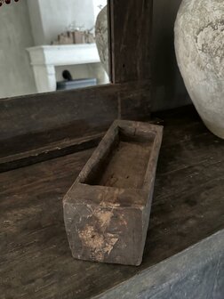 Oude houten vijzel met handvat | Oud houten bakje met handvat  A