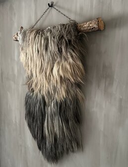 Schapenvacht aan stok|  Vacht wandhanger aan stok driekleur
