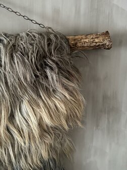 Schapenvacht aan stok|  Vacht wandhanger aan stok driekleur