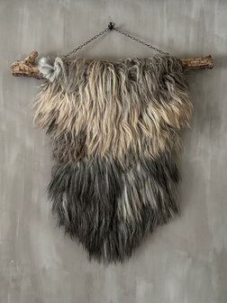 Schapenvacht aan stok|  Vacht wandhanger aan stok driekleur