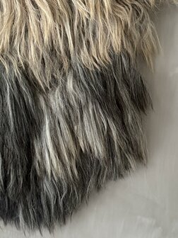 Schapenvacht aan stok|  Vacht wandhanger aan stok driekleur
