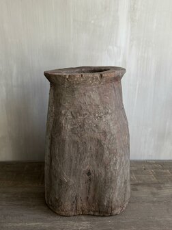 Oude houten Naga pot met ijzerbeslag 