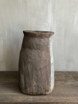 Oude houten Naga pot met ijzerbeslag 