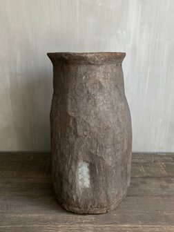 Oude houten Naga pot met ijzerbeslag 