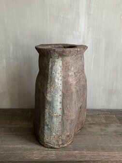 Oude houten Naga pot met ijzerbeslag 