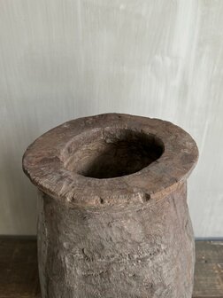 Oude houten Naga pot met ijzerbeslag 