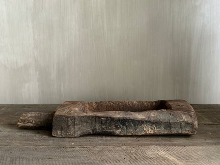 Oude houten vijzel met handvat | Oud houten bakje met handvat  B