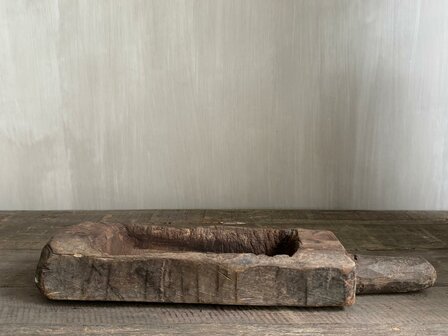 Oude houten vijzel met handvat | Oud houten bakje met handvat  B