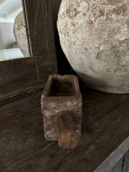 Oude houten vijzel met handvat | Oud houten bakje met handvat  C