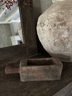 Oude houten vijzel met handvat | Oud houten bakje met handvat  C