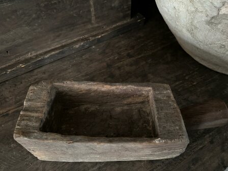 Oude houten vijzel met handvat | Oud houten bakje met handvat  C