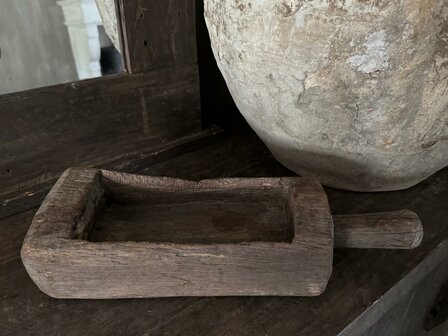Oude houten vijzel met handvat | Oud houten bakje met handvat  F
