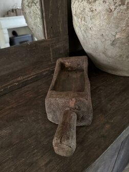 Oude houten vijzel met handvat | Oud houten bakje met handvat  F