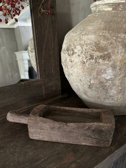 Oude houten vijzel met handvat | Oud houten bakje met handvat  F