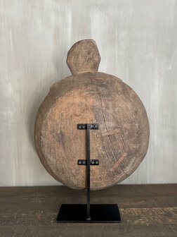 Oude schaal op standaard B