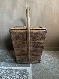 Oude rijstbak met deksel| oude bak met deksel en handvat  (afhalen)