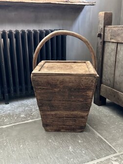 Oude rijstbak met deksel| oude bak met deksel en handvat  (afhalen)